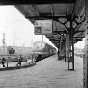 155079 Afbeelding van een electrisch treinstel mat. 1964 (plan V) van de N.S. als sneltrein naar Hilversum op spoor 14 ...